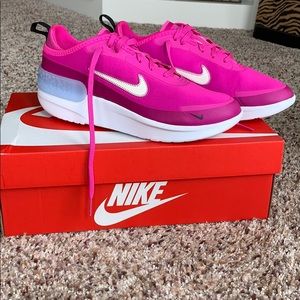 NWT Nike Amixa sneakers